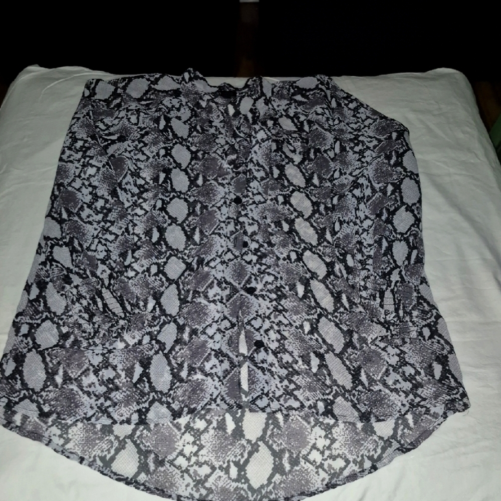 ⭐️Snake Print Blouse Size(M) Ptp 20"